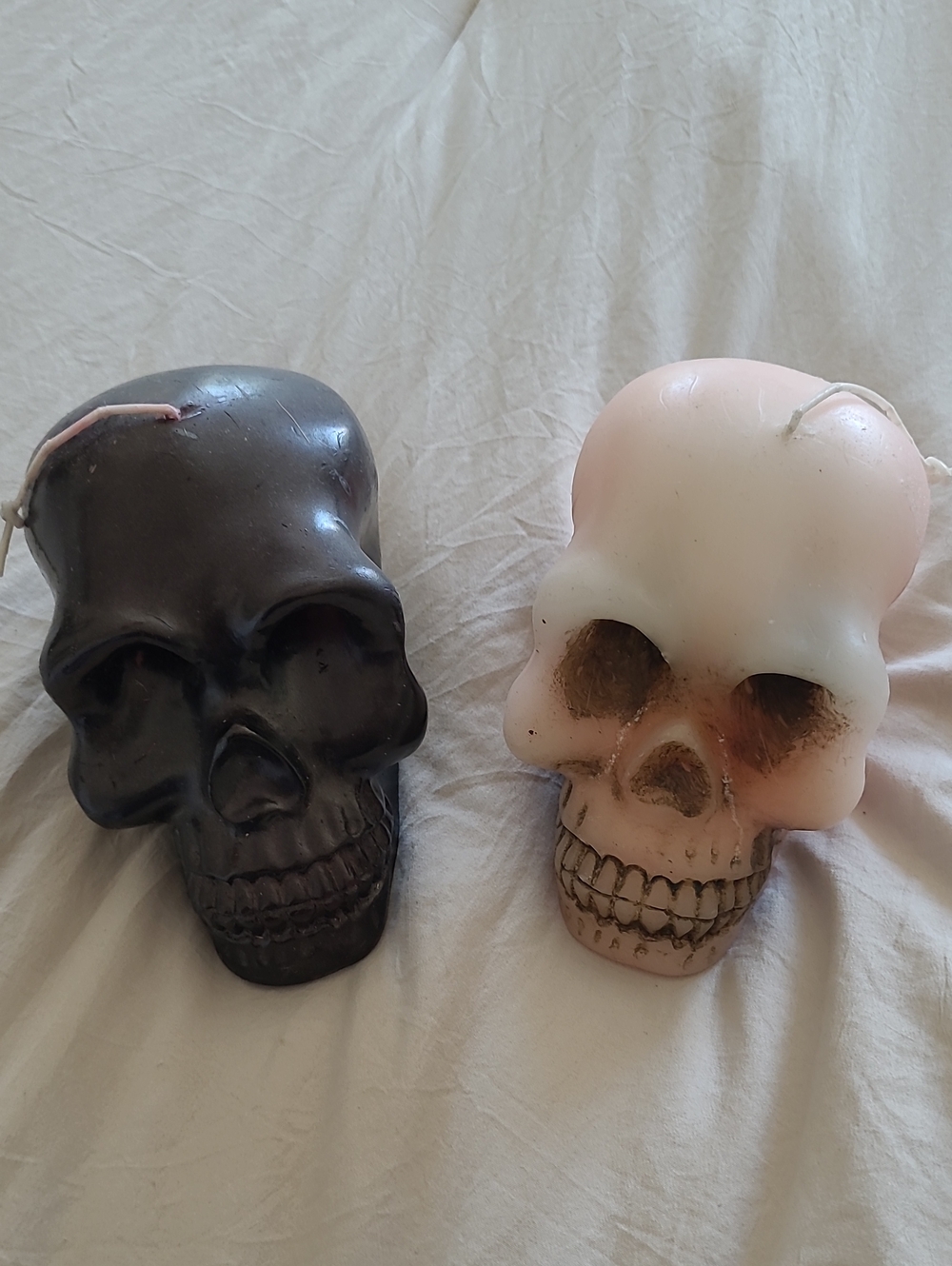 Skull-Shaped Scented Candles - Black and Pale Pink Set